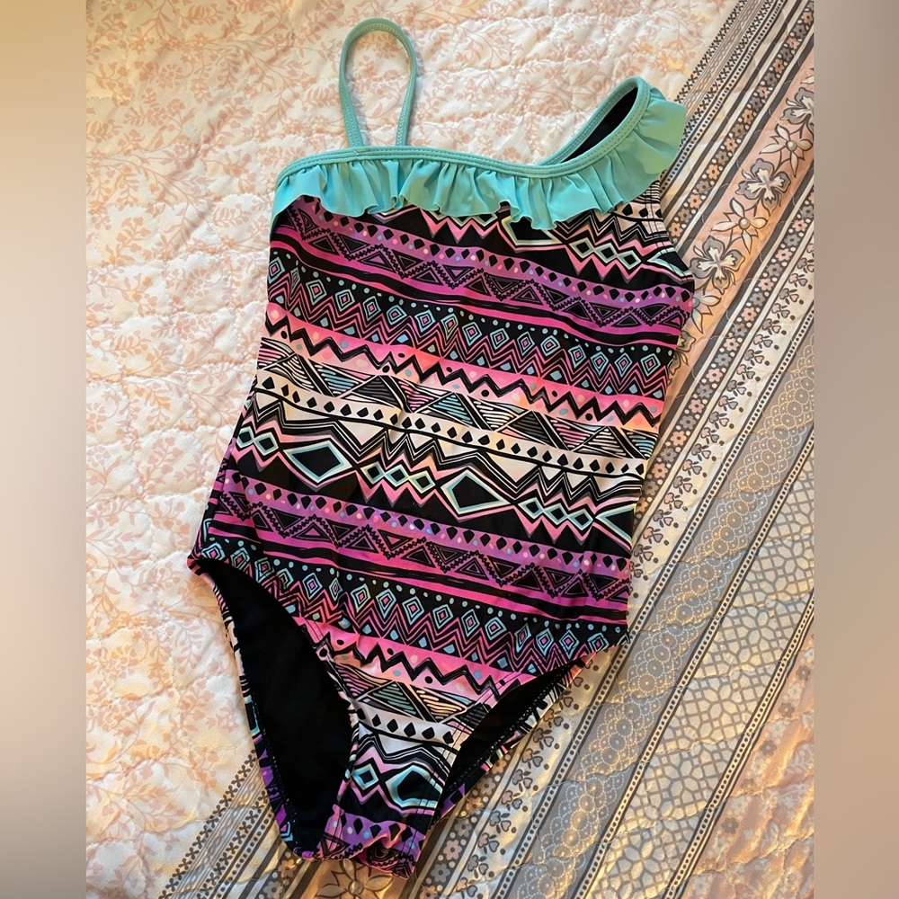 Girls Arizona Aztec print one piece swimsuit w/ruffles. Great used cond. Sz 6/6x